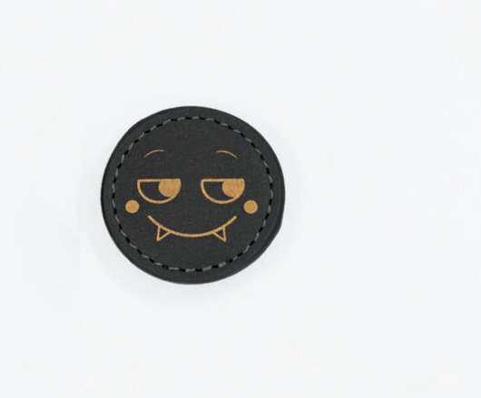 Chill Monster Badge till Konny Collar - Black